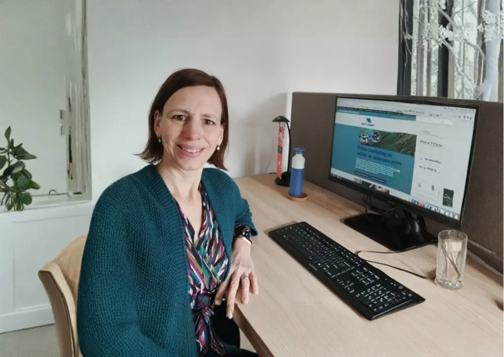 Monique Botermans - Virtual Assistant - werkt aan bureau